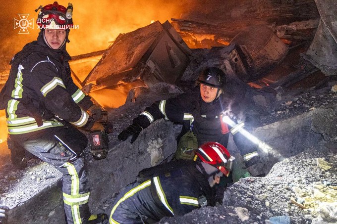 Новини Харкова: Масштабна пожежа після удару по Новій почті в Коротичі